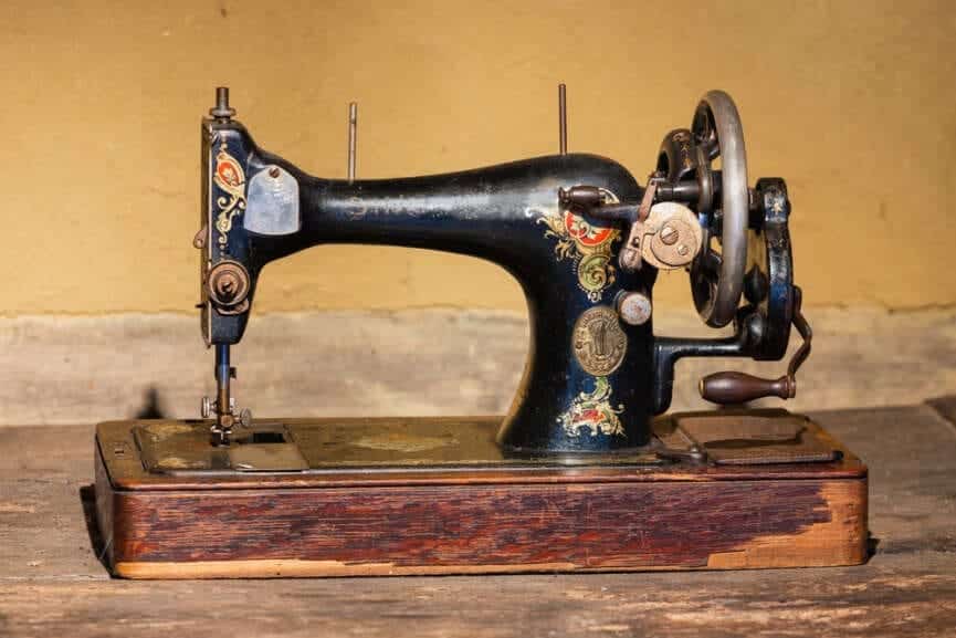 How to Replace a Needle in a Singer Sewing Machine 2 Depositphotos 318421002 S