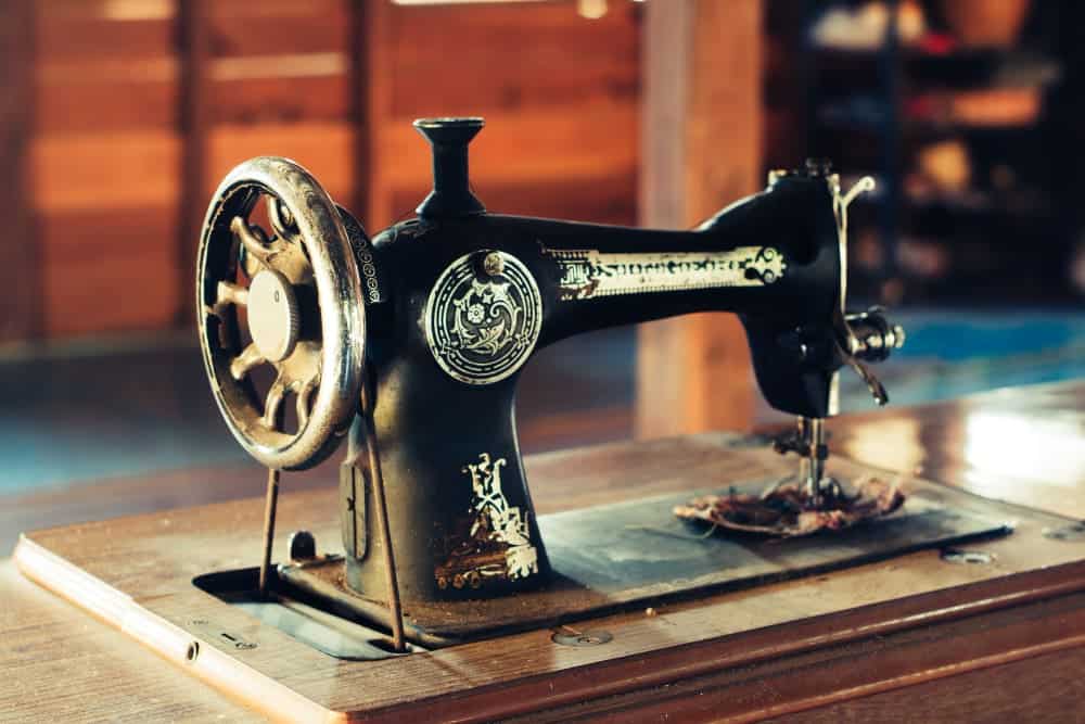 What Is A Mechanical Sewing Machine? 2 Reason Why People Choose Go With it! 4 old sewing machine